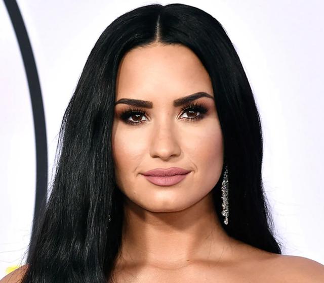 The hairline of Demi Lovato