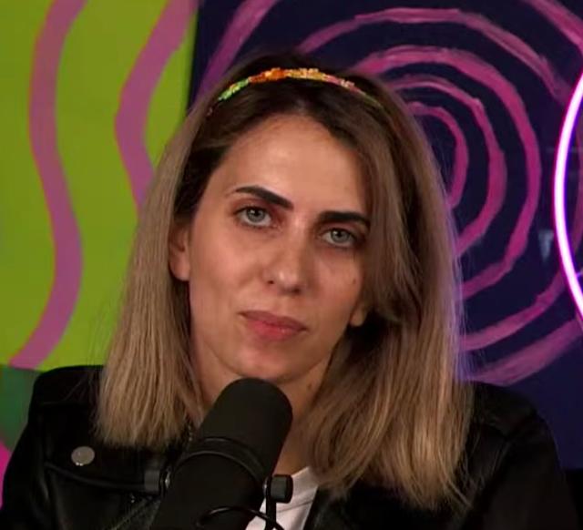 The hairline of Hila Klein