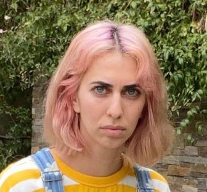 The hairline of Hila Klein